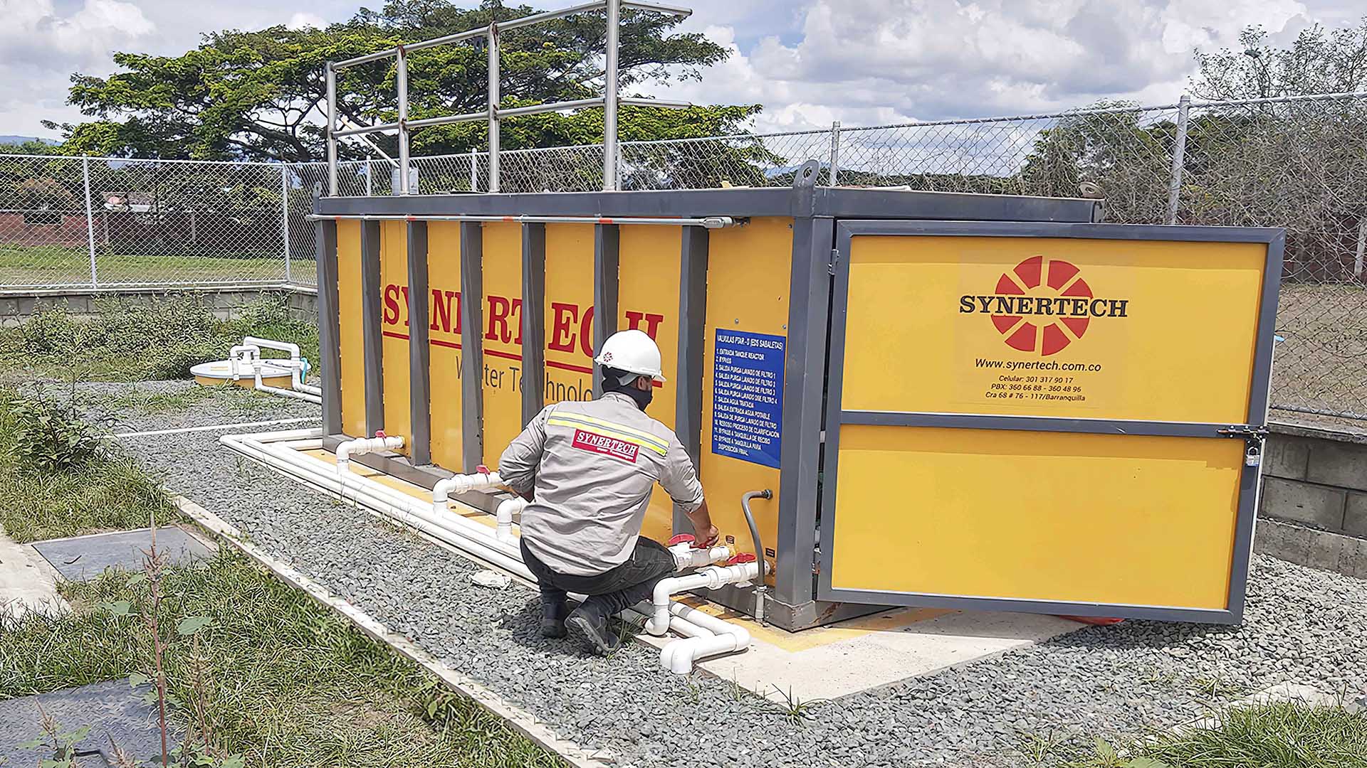 persona realizando pruebas en planta complementaria de tratamiento de aguas residuales - ver detalles de la planta